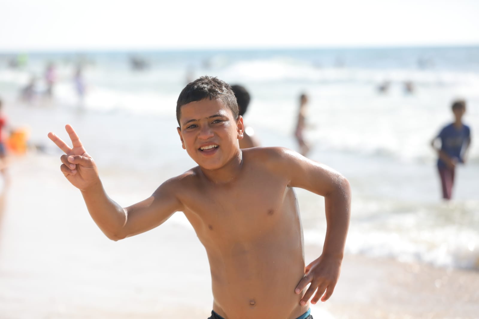 أجواء اصطياف المواطنين على شاطئ البحر وسط قطاع غزة