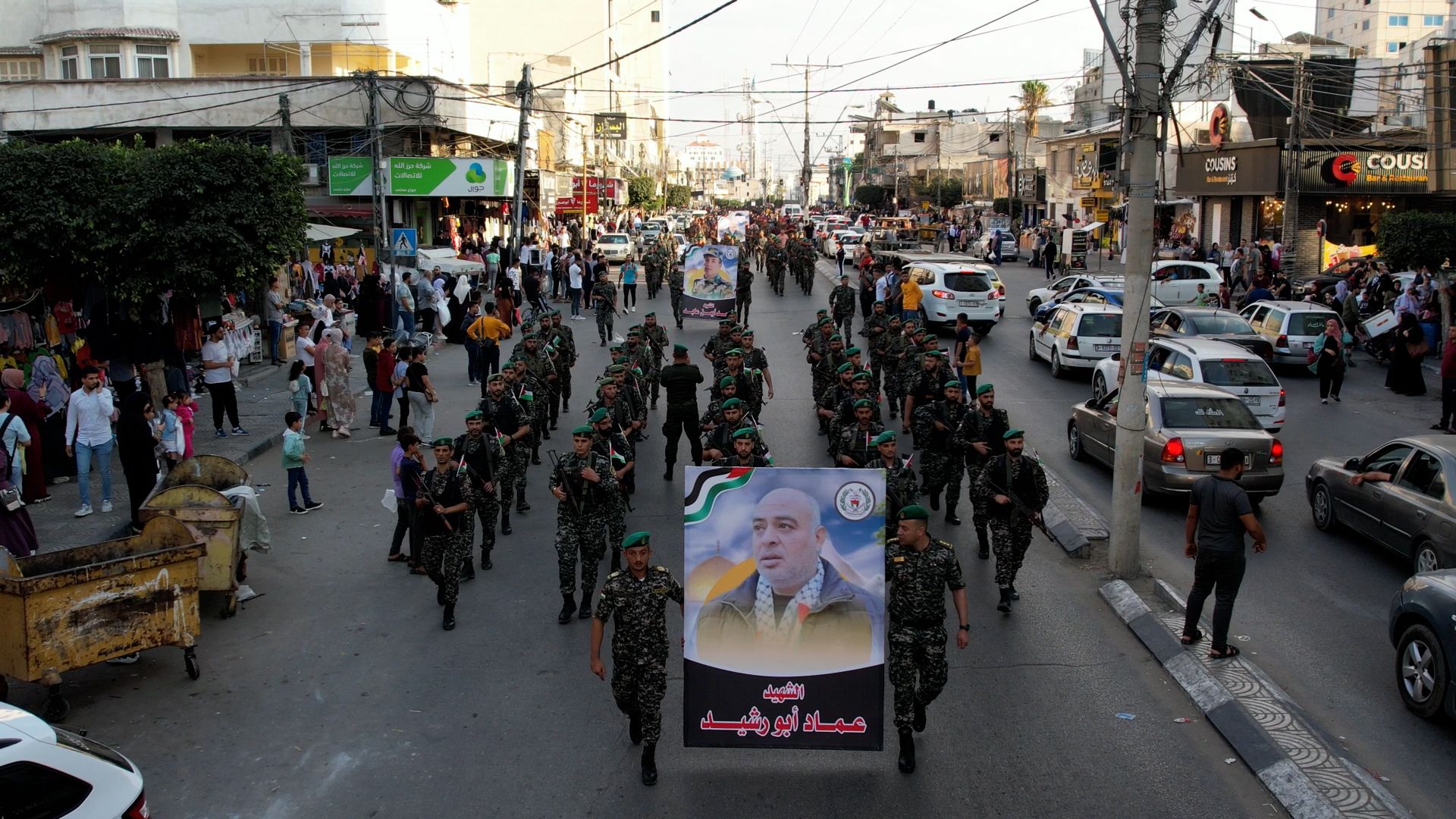 "الداخلية" تُنظم مسيراً عسكرياً تكريماً لشهداء الأجهزة الأمنية بالضفة