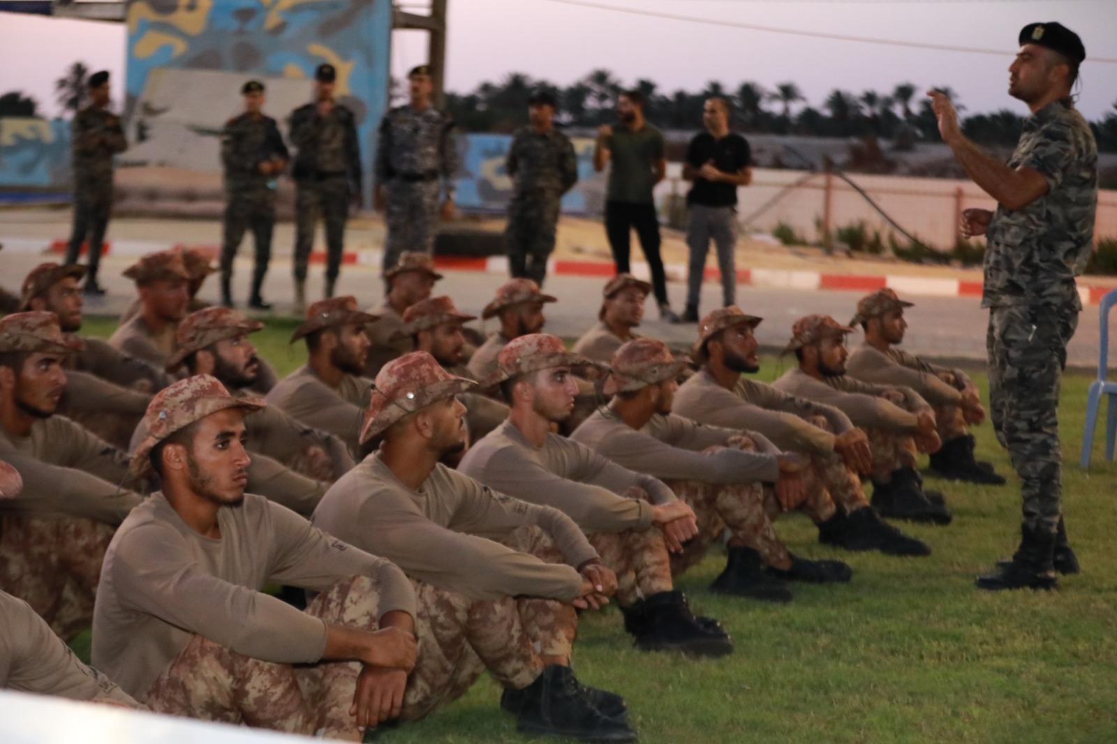 كلية الرباط الجامعية تنظم مسيرًا عسكريًا لدورة الصاعقة