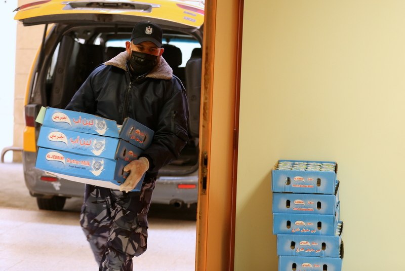 خدمة المستضافين بمراكز الحجر الصحي وتقديم الإفطار لهم في أول أيام شهر رمضان المبارك