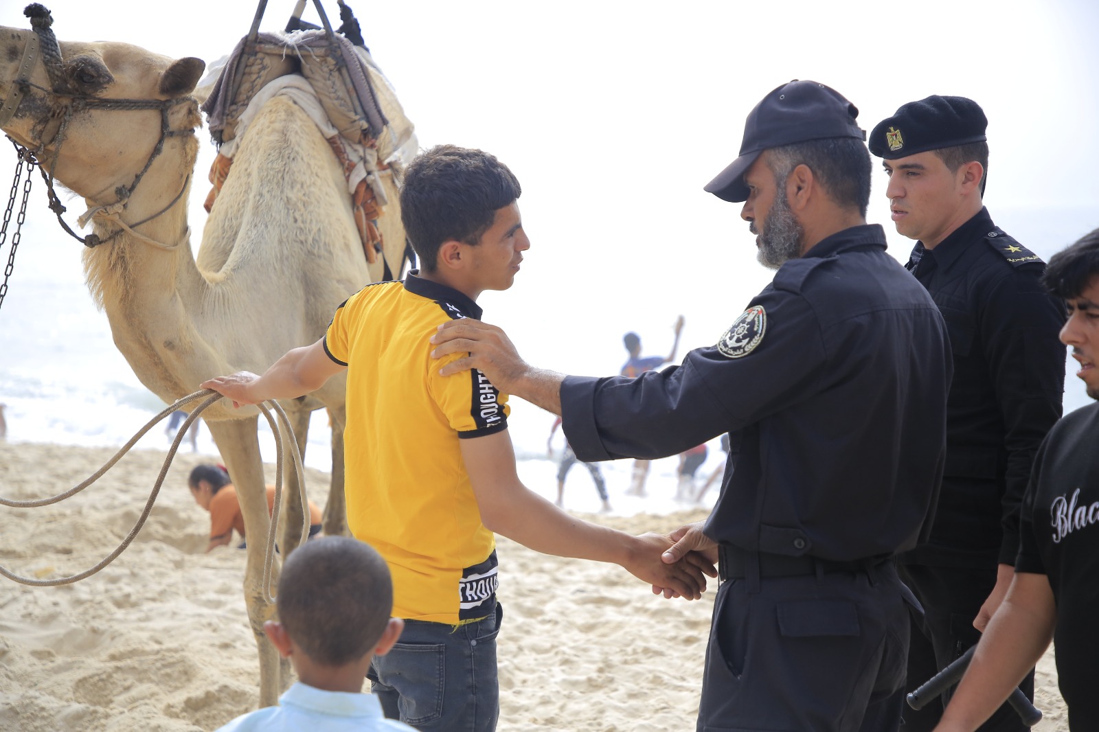 أجواء اصطياف المواطنين بغزة على شاطئ البحر وعمل أجهزة الداخلية في توفير الأجواء الملائمة