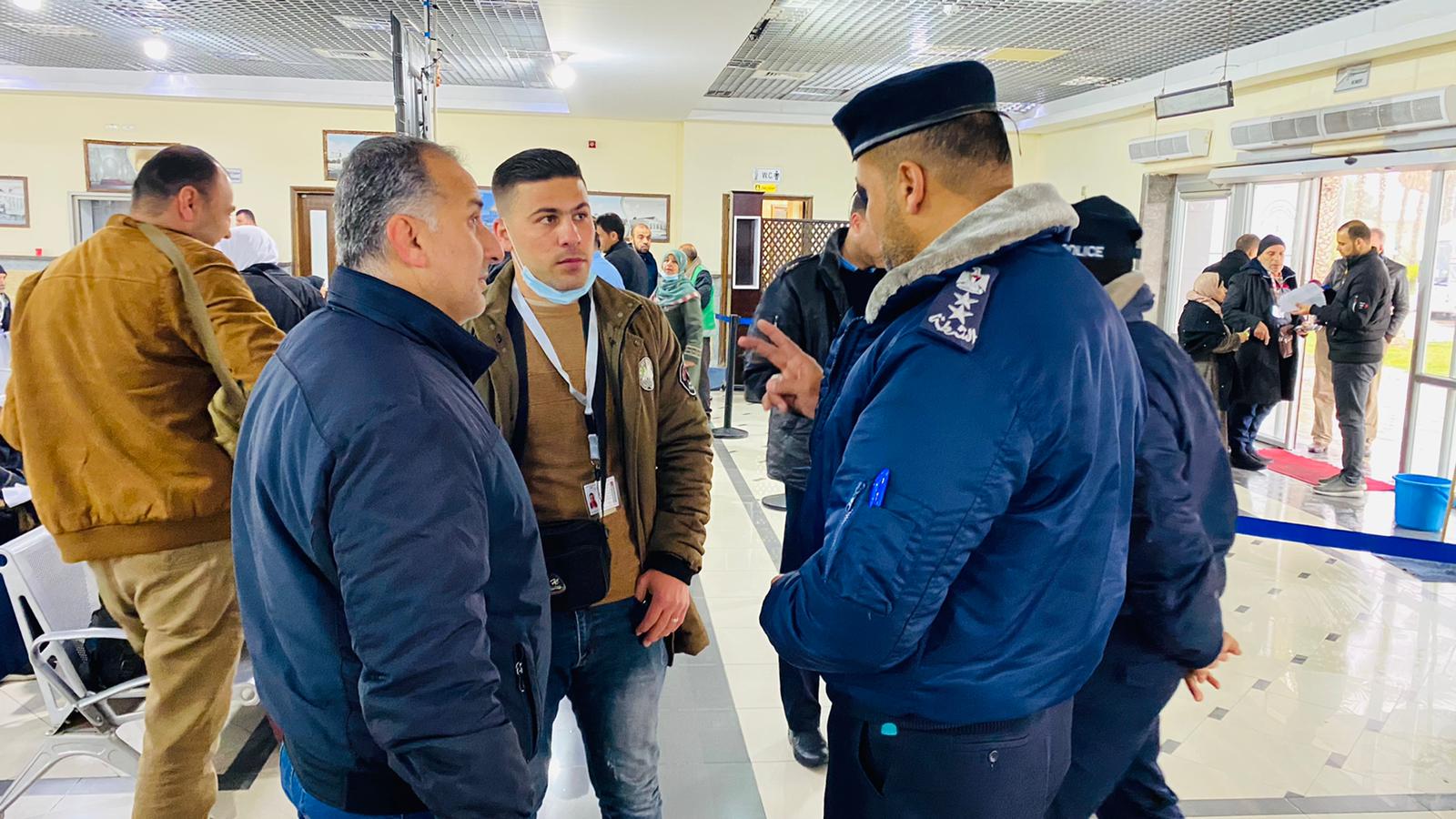 أطقم "المعابر" تُسهل مغادرة الفوج الأول من المعتمرين عبر معبر رفح 