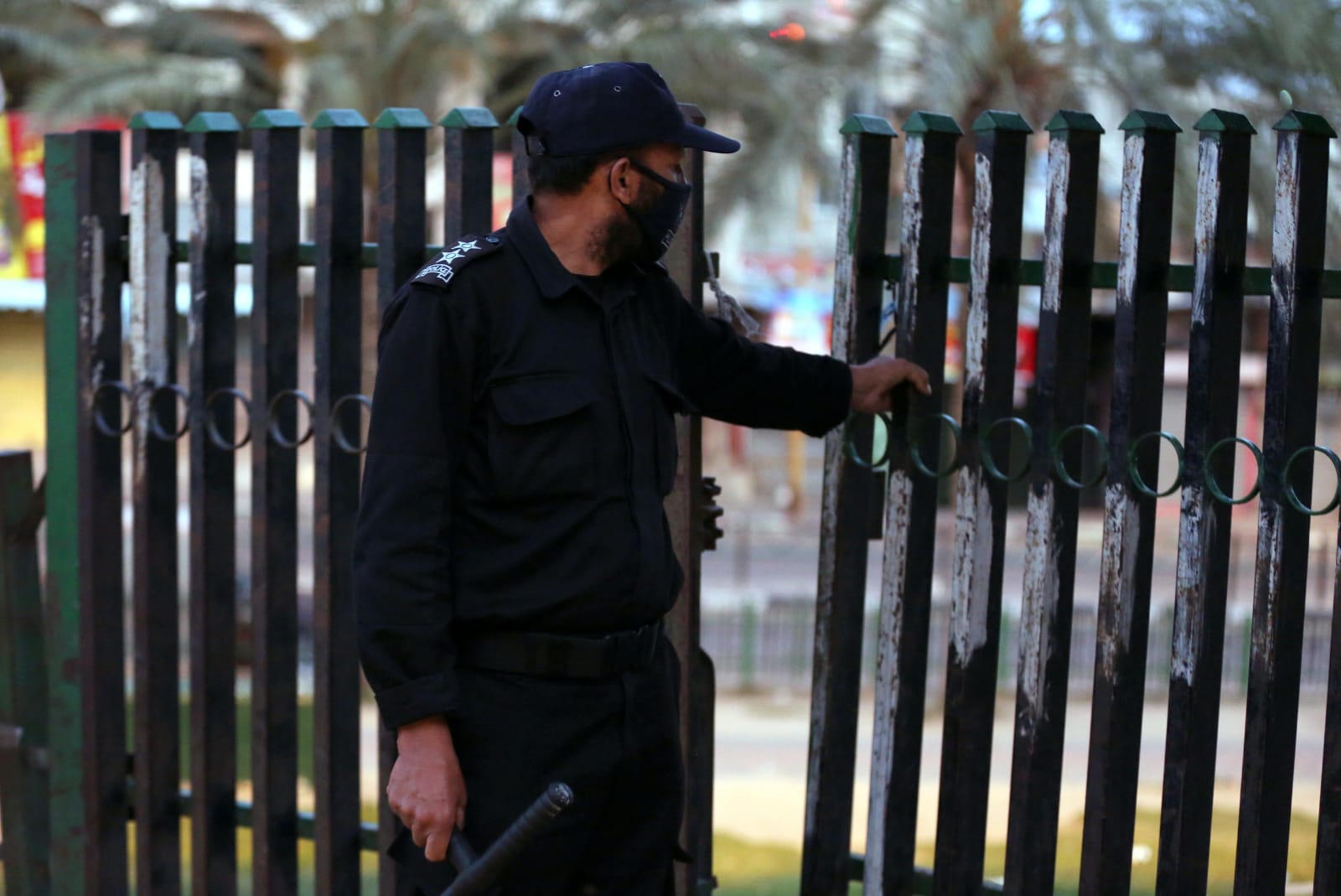 انتشار الشرطة في الساحات العامة والمتنزهات لمنع الازدحام خلال عيد الفطر