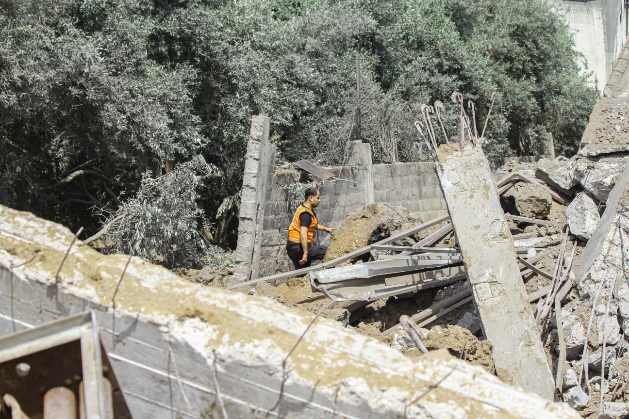 الدفاع المدني يُتابع آثار العدوان الإسرائيلي