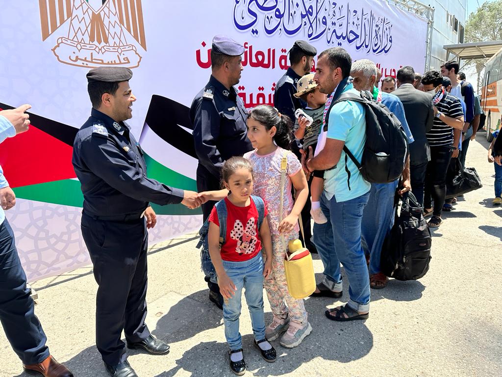 أطقم "المعابر" و" الداخلية" تسهل وصول الفوج الثاني من العائدين من السودان	