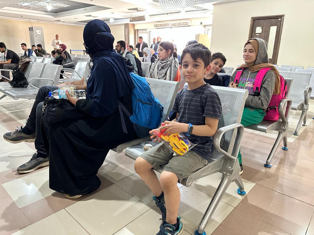 أطقم "المعابر" و" الداخلية" تسهل وصول الفوج الثاني من العائدين من السودان	