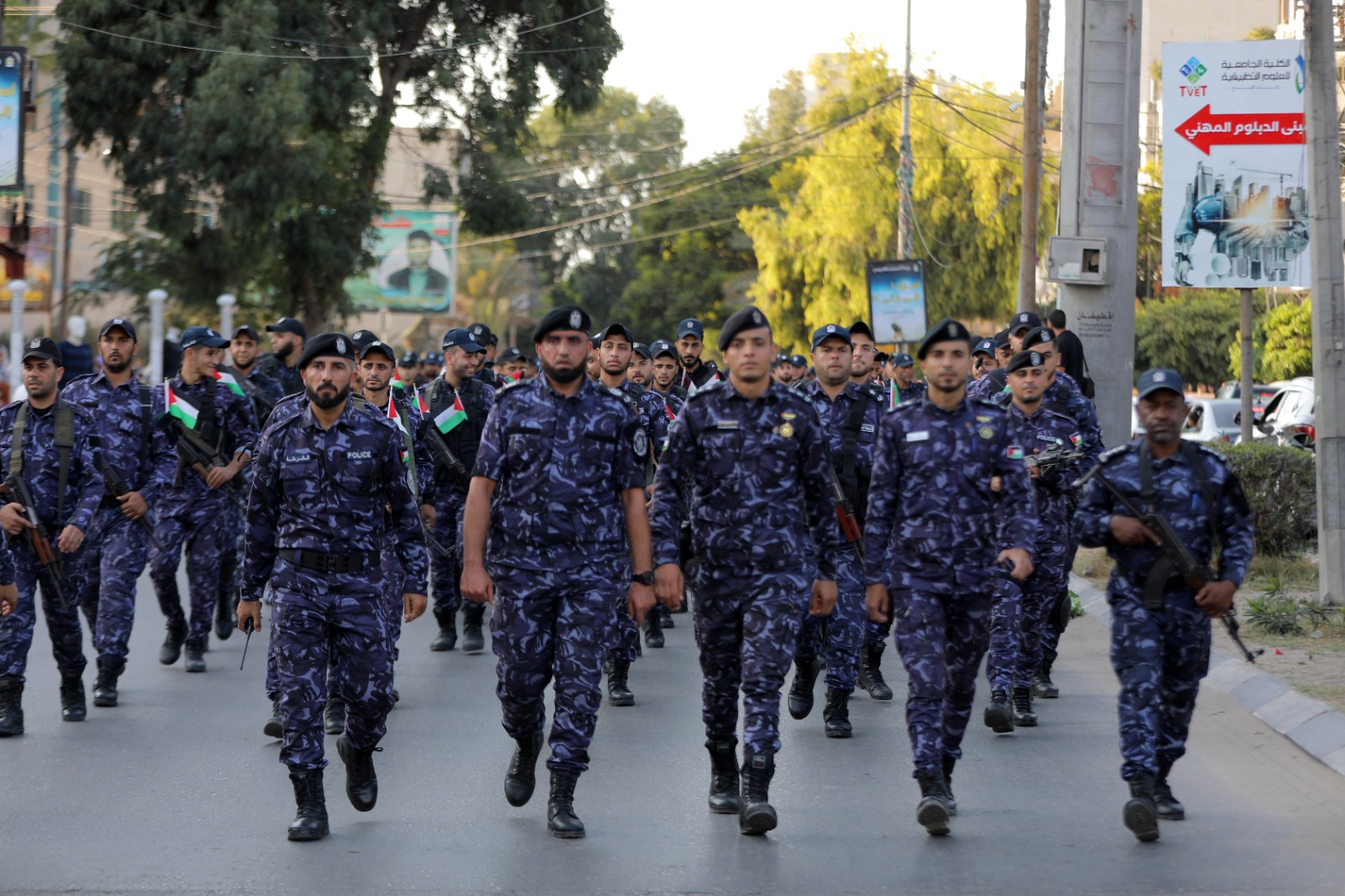 "الداخلية" تُنظم مسيراً عسكرياً تكريماً لشهداء الأجهزة الأمنية بالضفة