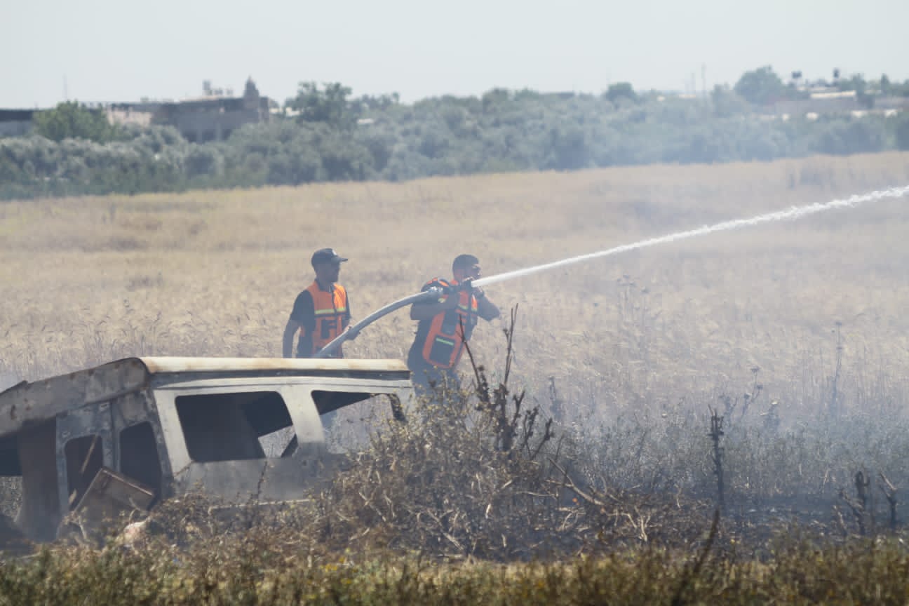 الدفاع المدني يُتابع آثار العدوان الإسرائيلي