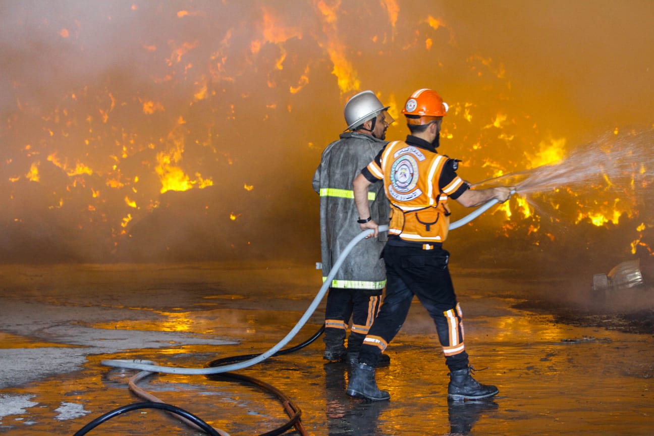 الدفاع المدني يُتابع آثار العدوان الإسرائيلي