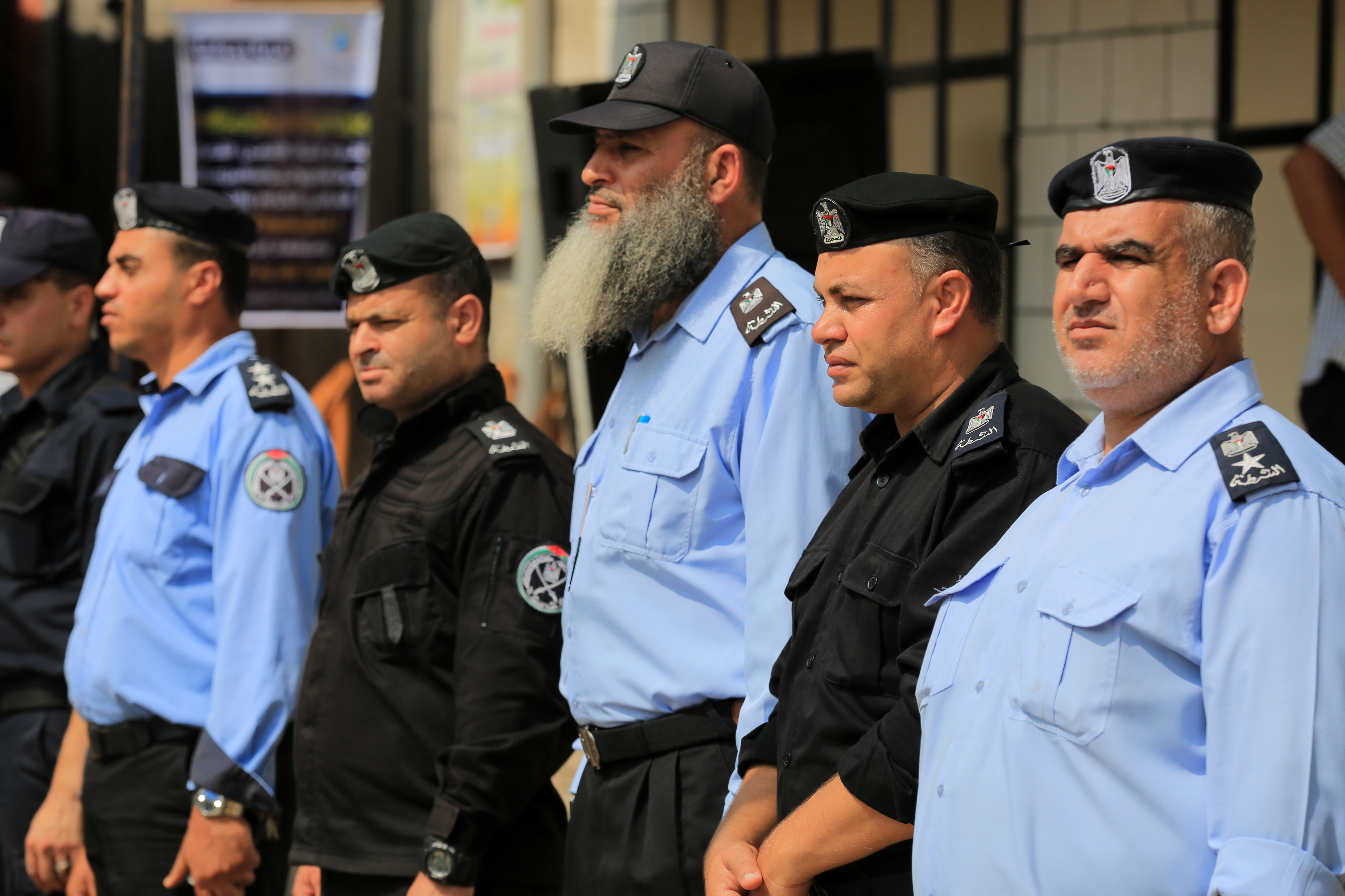 قيادة الداخلية تُقدم العزاء لذوي شهداء الواجب الثلاثة