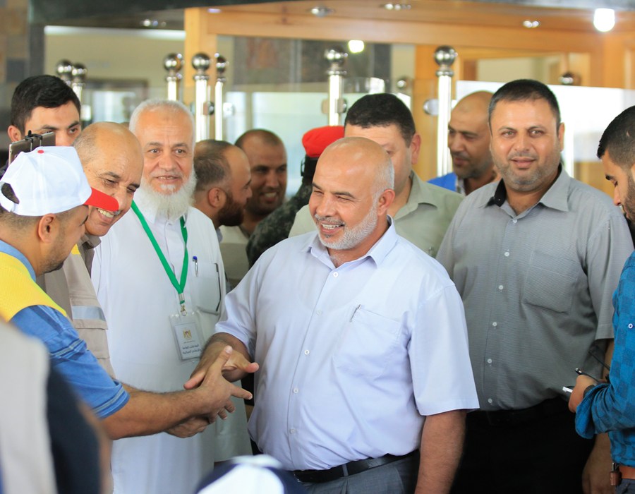 اللواء توفيق أبو نعيم يتفقد حركة المسافرين عبر معبر رفح البري 