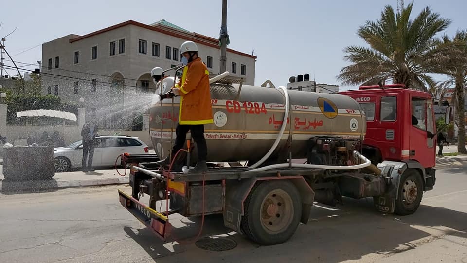 الدفاع المدني يُشارك في مبادرات للتعقيم بمحافظات القطاع لمكافحة جائحة كورونا