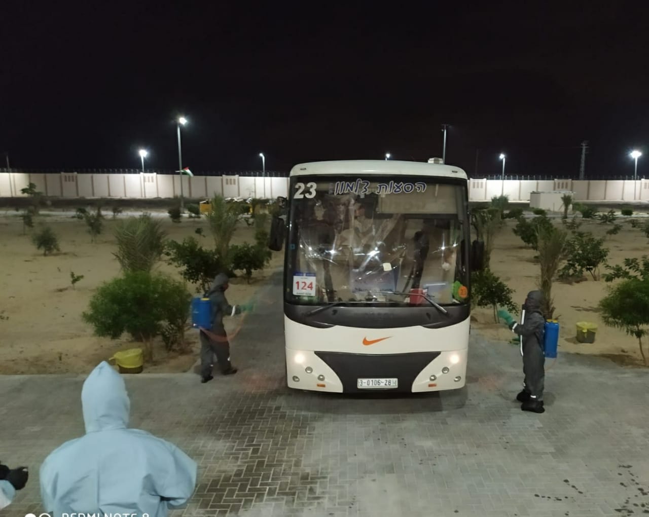 توافد المسافرين العائدين عبر معبر رفح في أول أيام فتحه استثنائياً