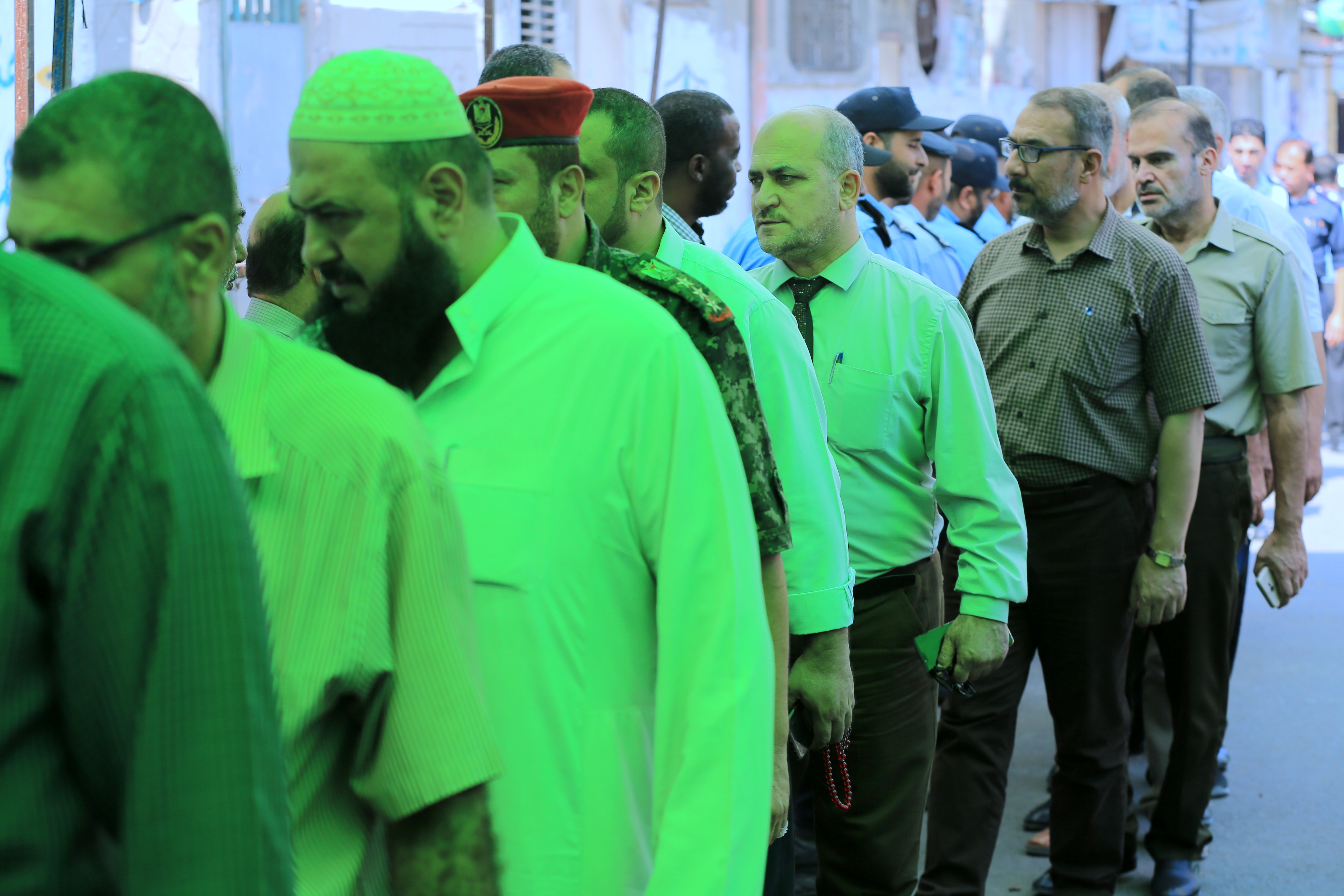 قيادة الداخلية تُقدم العزاء لذوي شهداء الواجب الثلاثة