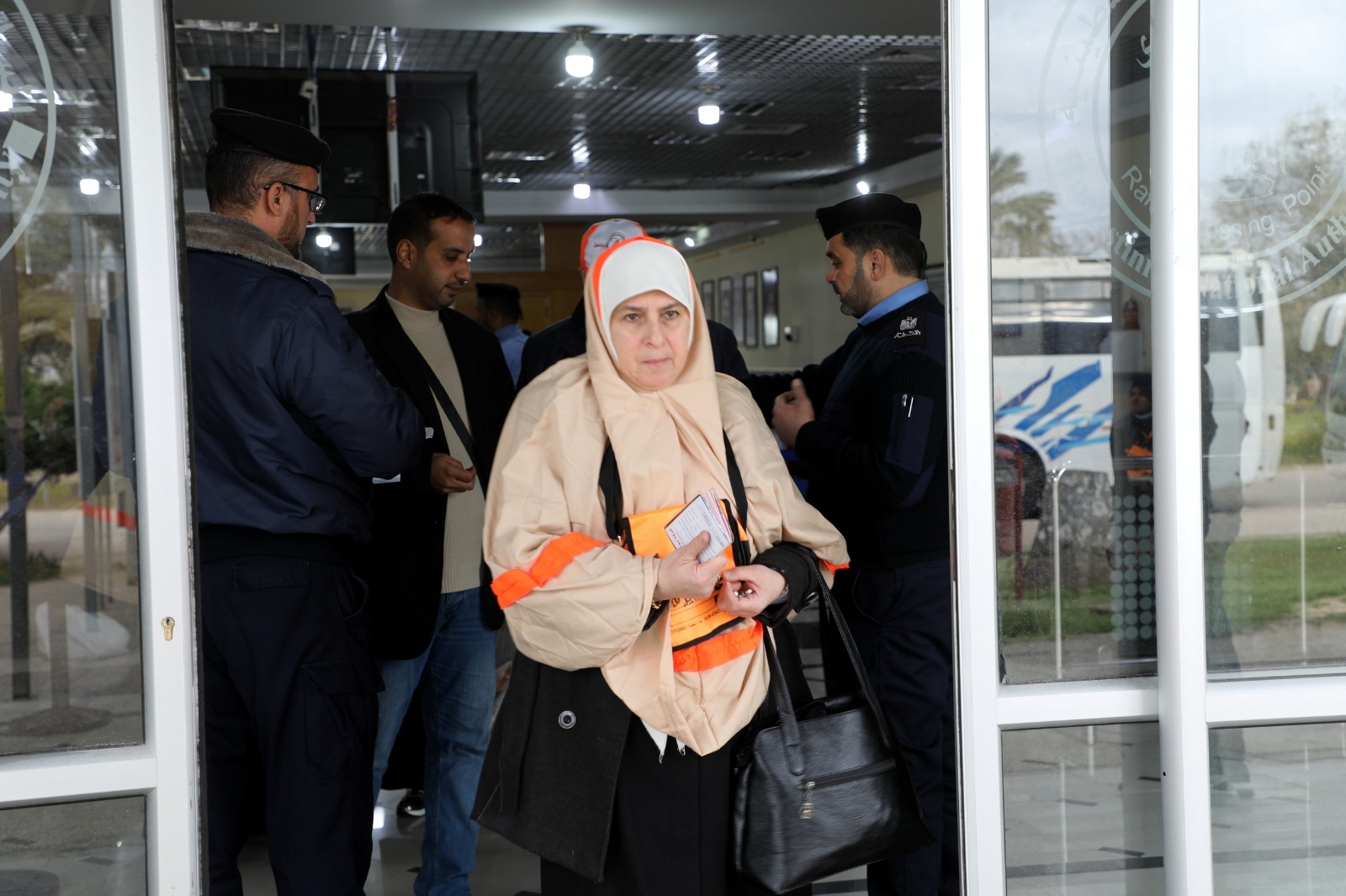 أطقم "المعابر" تُسهل مغادرة الفوج الأول من المعتمرين عبر معبر رفح 