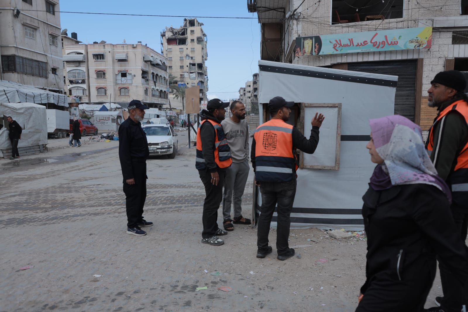عمل شرطة البلديات خلال فتح عدد من الشوارع وإزالة التعديات بغزة