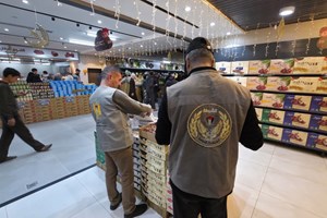 مباحث التموين بالشرطة توقف 19 تاجراً وتتلف 9 طن مواد منتهية الصلاحية