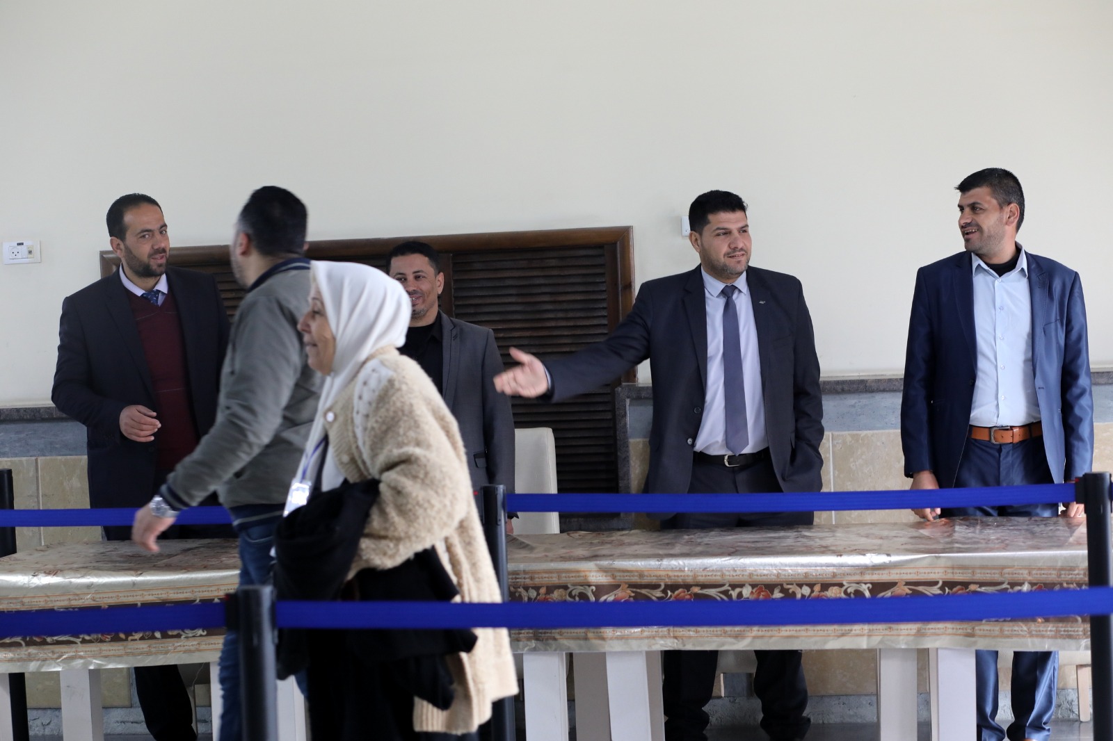 أطقم "المعابر" تُسهل مغادرة الفوج الأول من المعتمرين عبر معبر رفح 