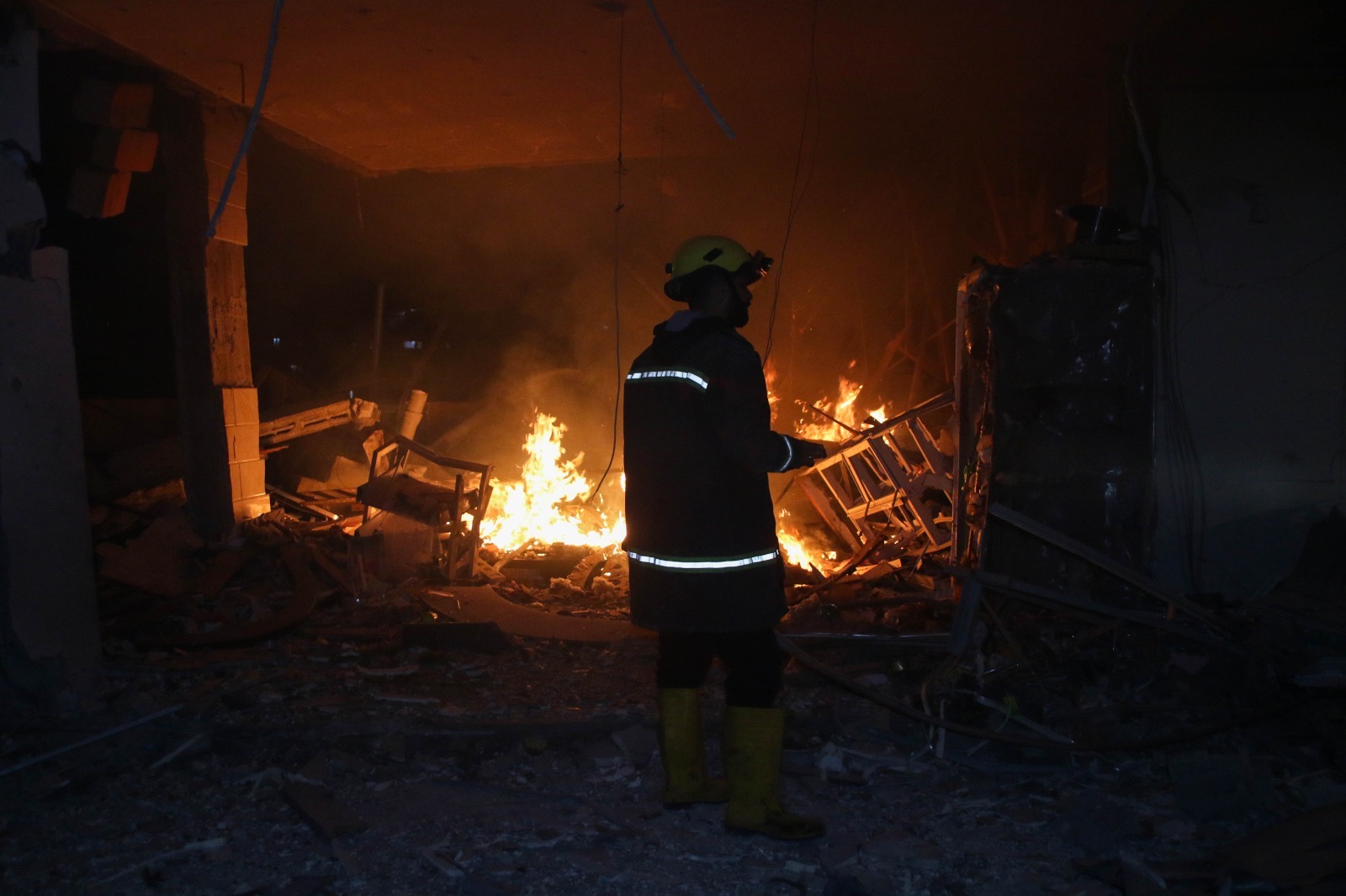 أطقم الدفاع المدني تتعامل مع آثار العدوان الإسرائيلي