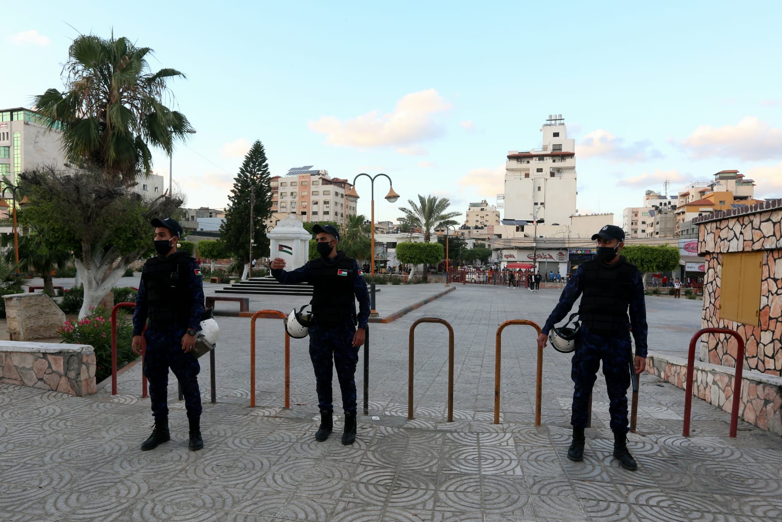 انتشار الشرطة في الساحات العامة والمتنزهات لمنع الازدحام خلال عيد الفطر