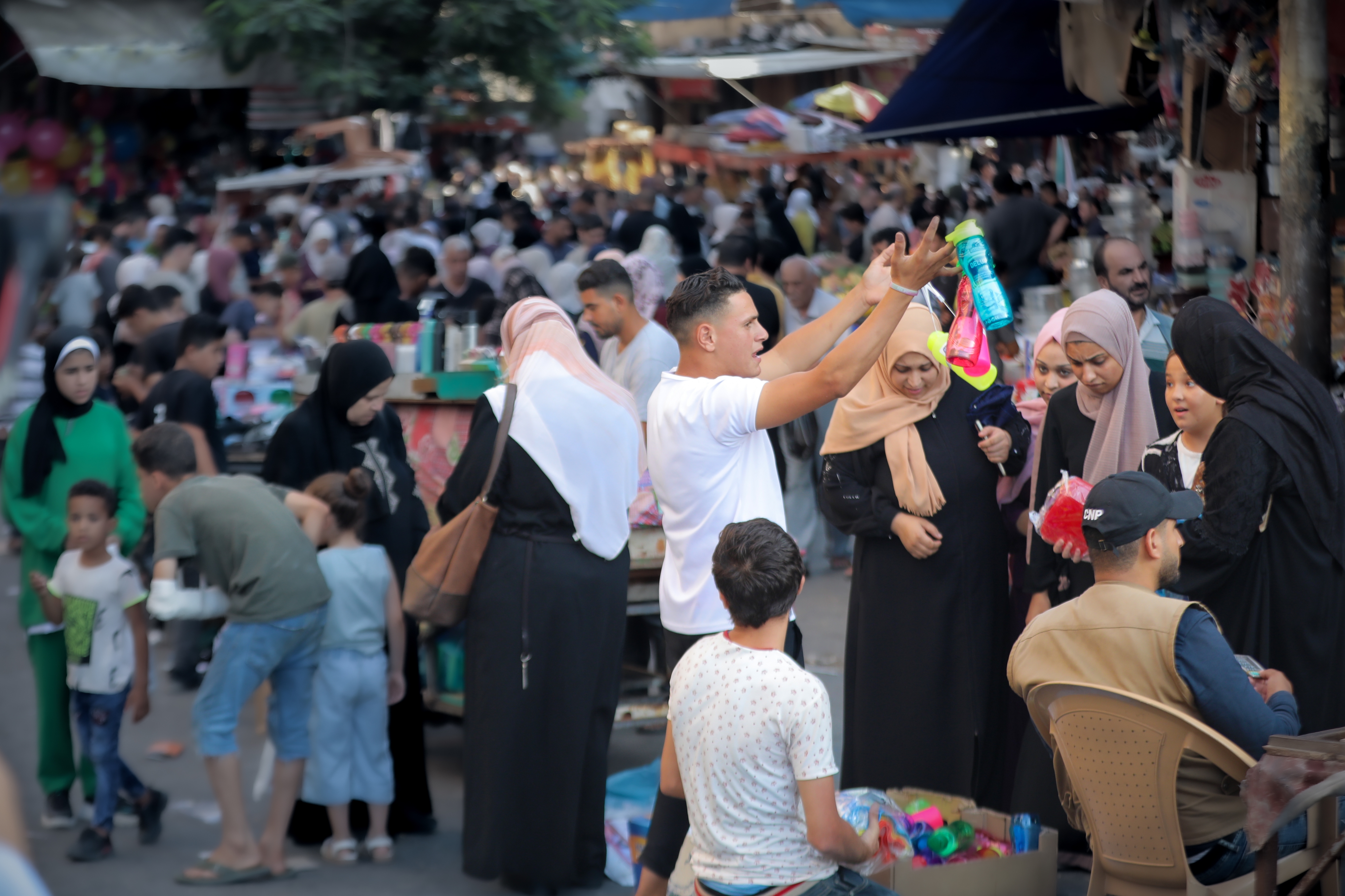 استعدادات المواطنين في غزة لاستقبال العام الدراسي الجديد 