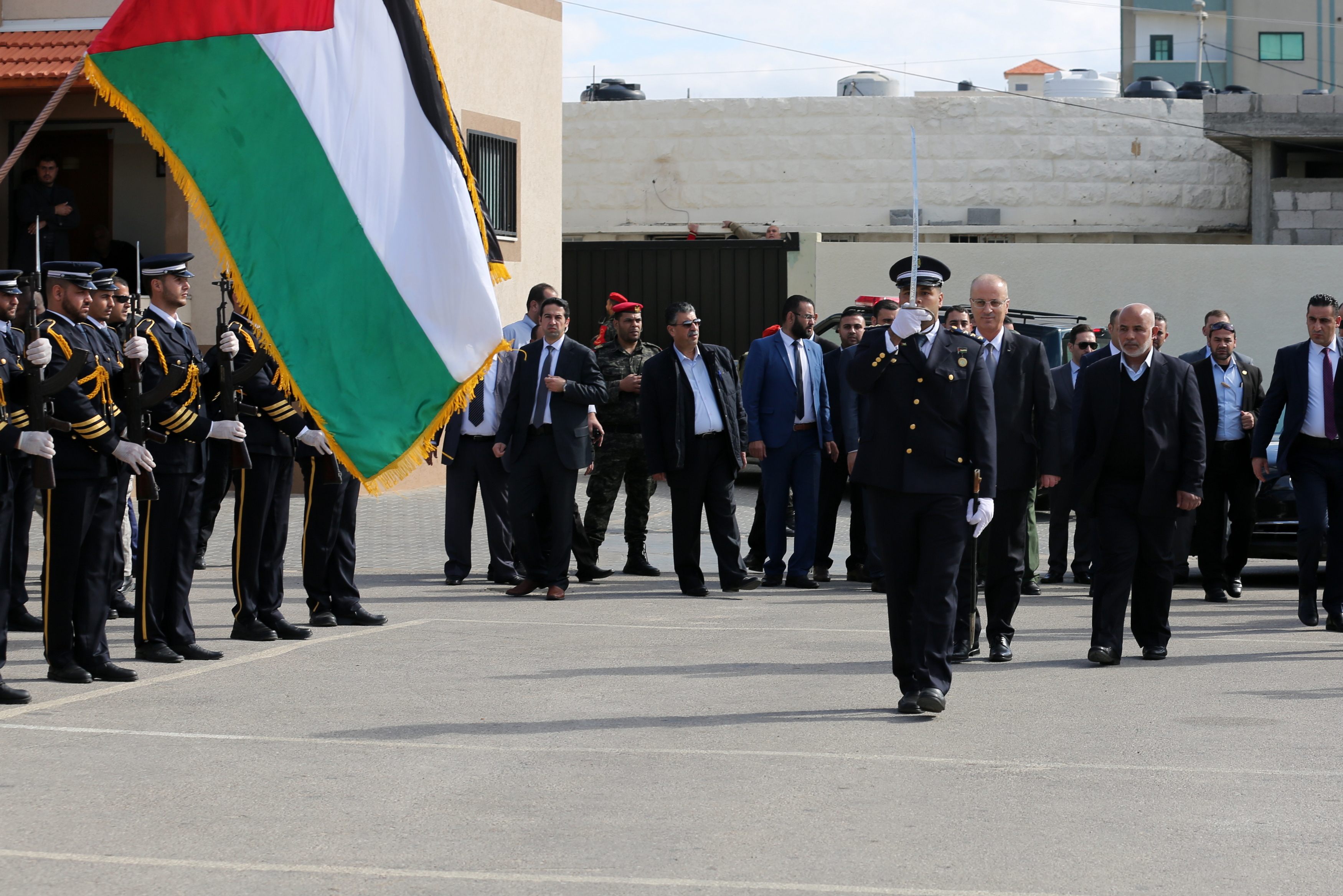 بالصور.. إجتماع رئيس الوزارء بقيادة وزارة الداخلية في غزة