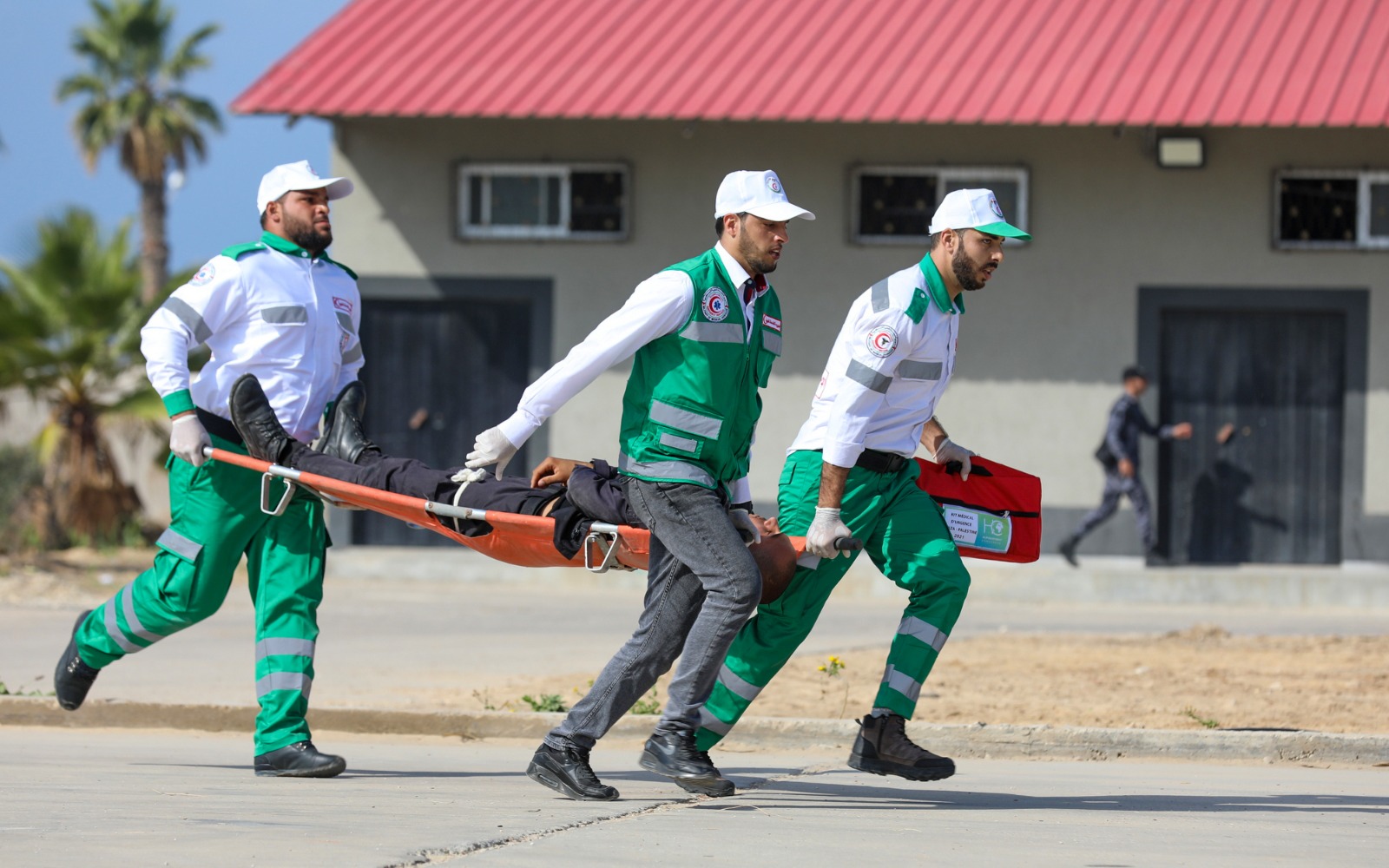 الخدمات الطبية تُخرِّج دورة "مسعف وضابـط إسعاف" الثالثة عشر