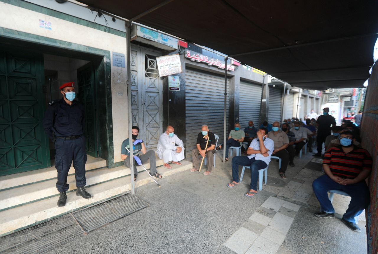 الأجهزة الأمنية والشرطية تُنظم آلية صرف رواتب الموظفين وفق إجراءات السلامة