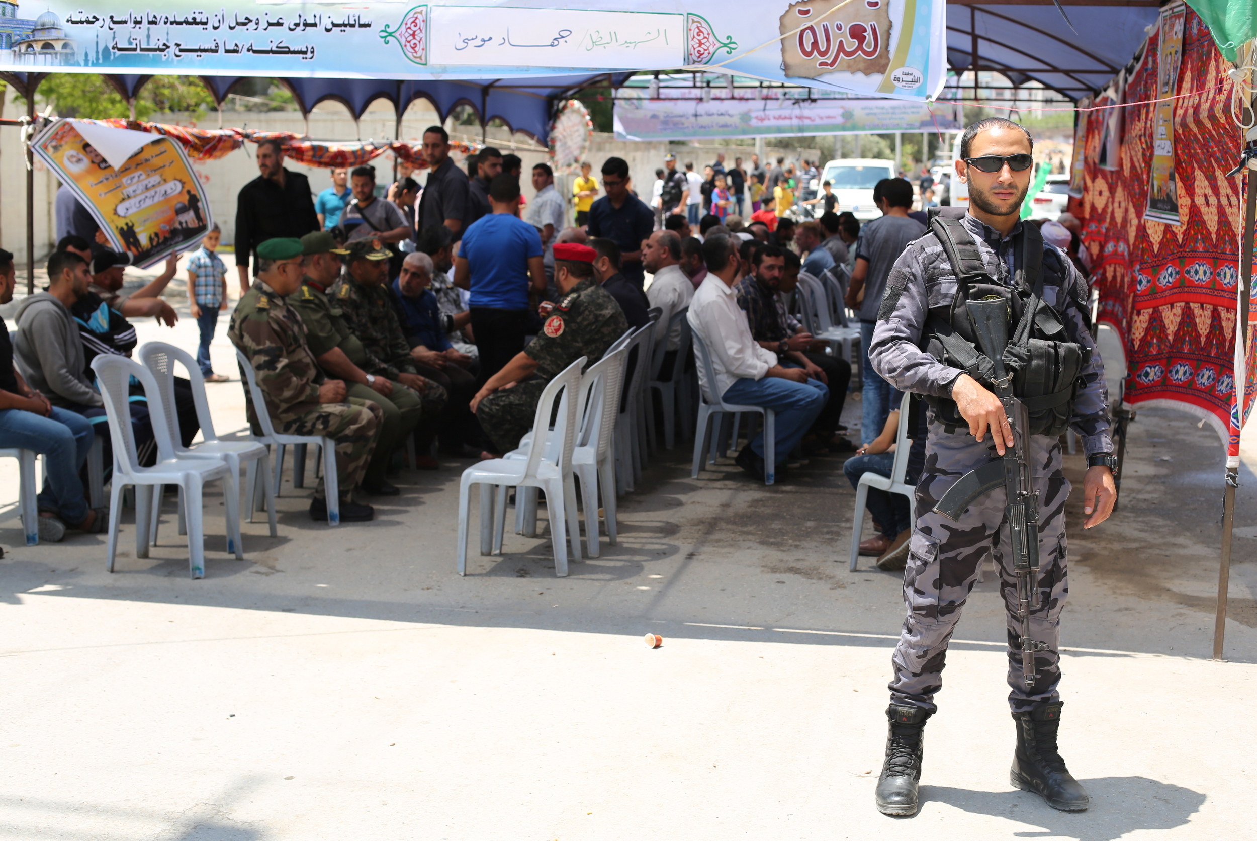 قيادة "الداخلية" تقدم واجب العزاء لذوي شهداء الوزارة في مسيرات العودة بذكرى النكبة