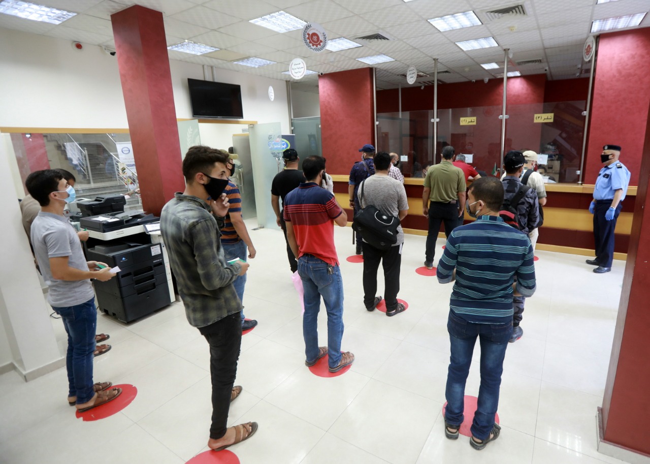 الأجهزة الأمنية والشرطية تُنظم آلية صرف رواتب الموظفين وفق إجراءات السلامة