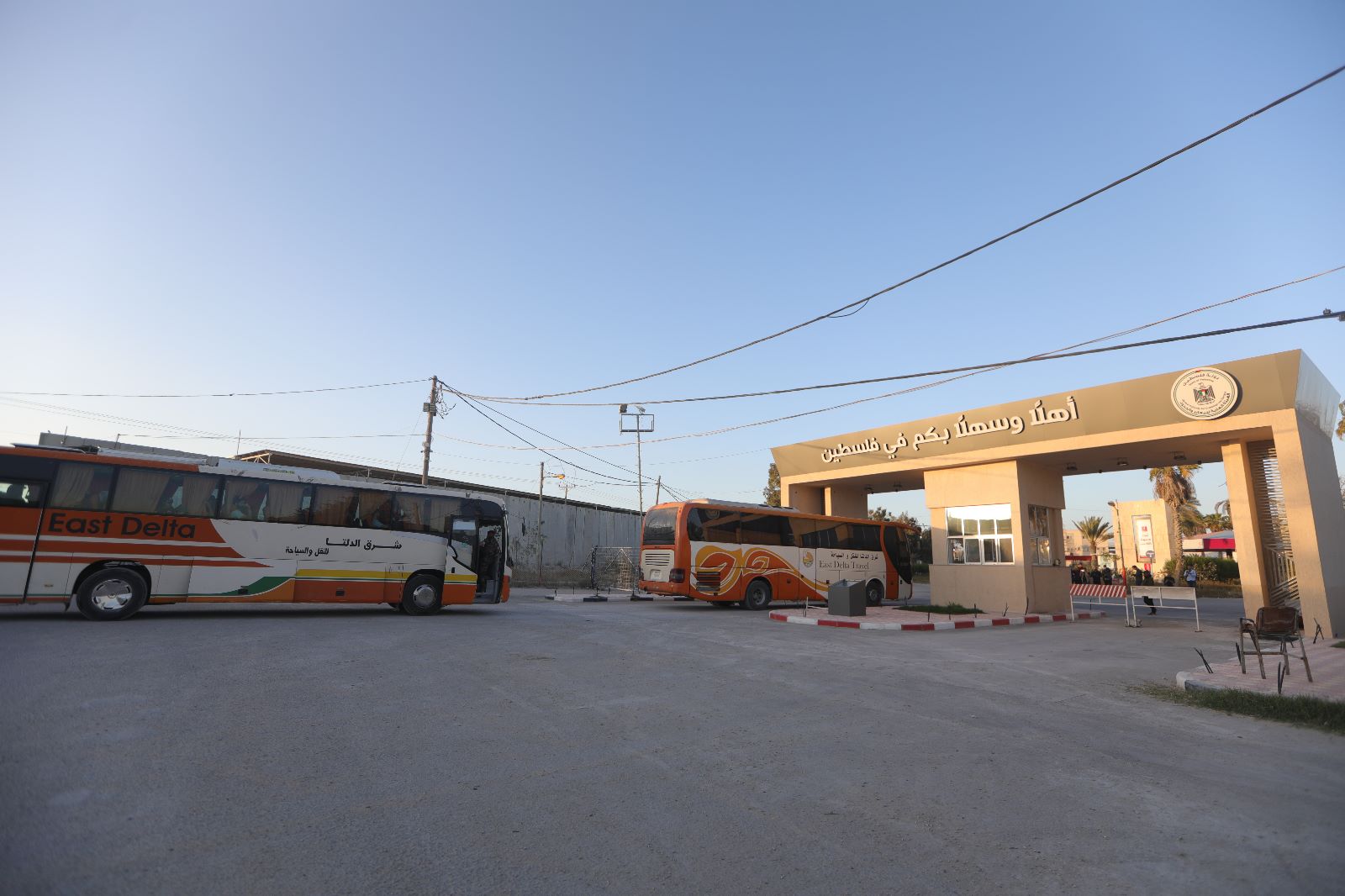 أطقم "المعابر" و"أجهزة الداخلية" تسهل وصول العائدين من السودان عبر معبر رفح