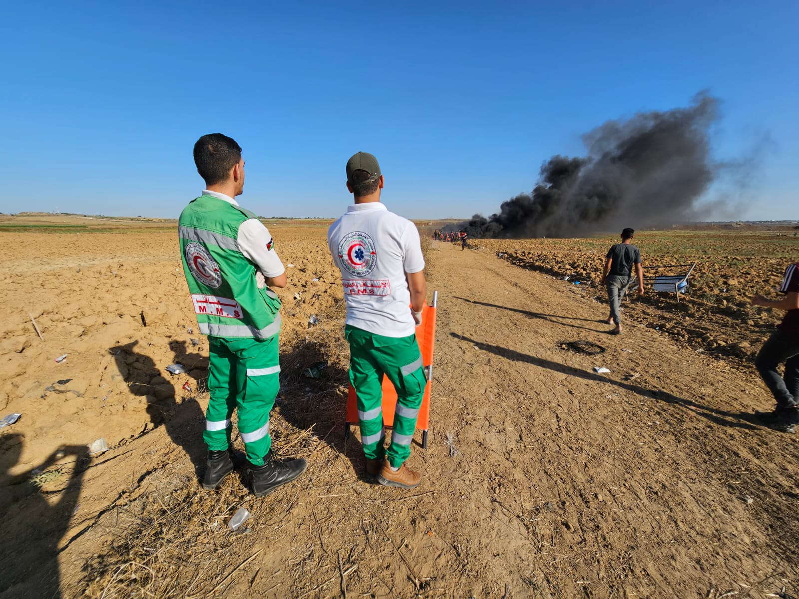 عمل أطقم الدفاع المدني والخدمات الطبية في إسعاف المتظاهرين شرق غزة