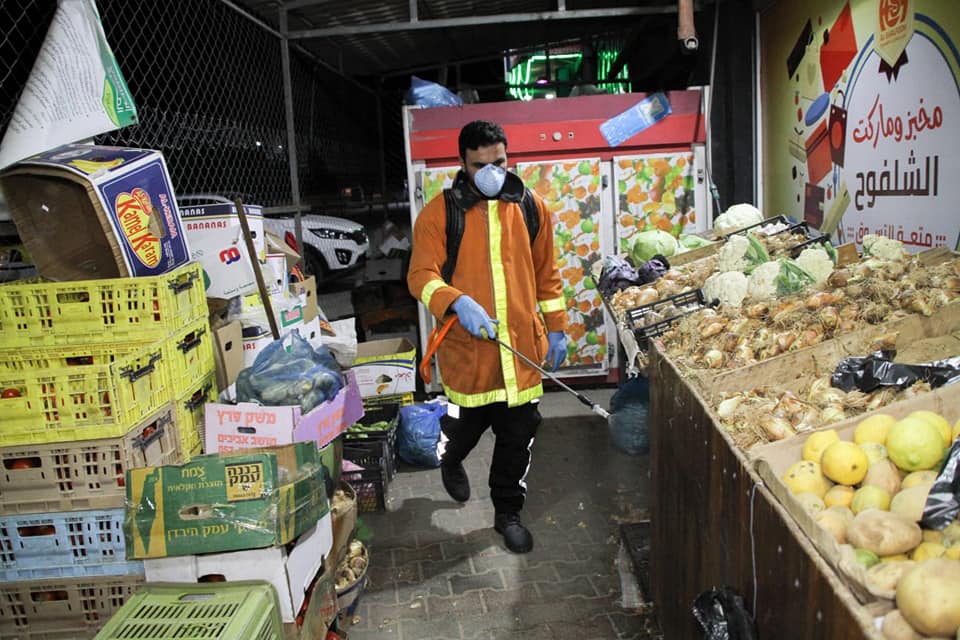 الدفاع المدني يُشارك في مبادرات للتعقيم بمحافظات القطاع لمكافحة جائحة كورونا