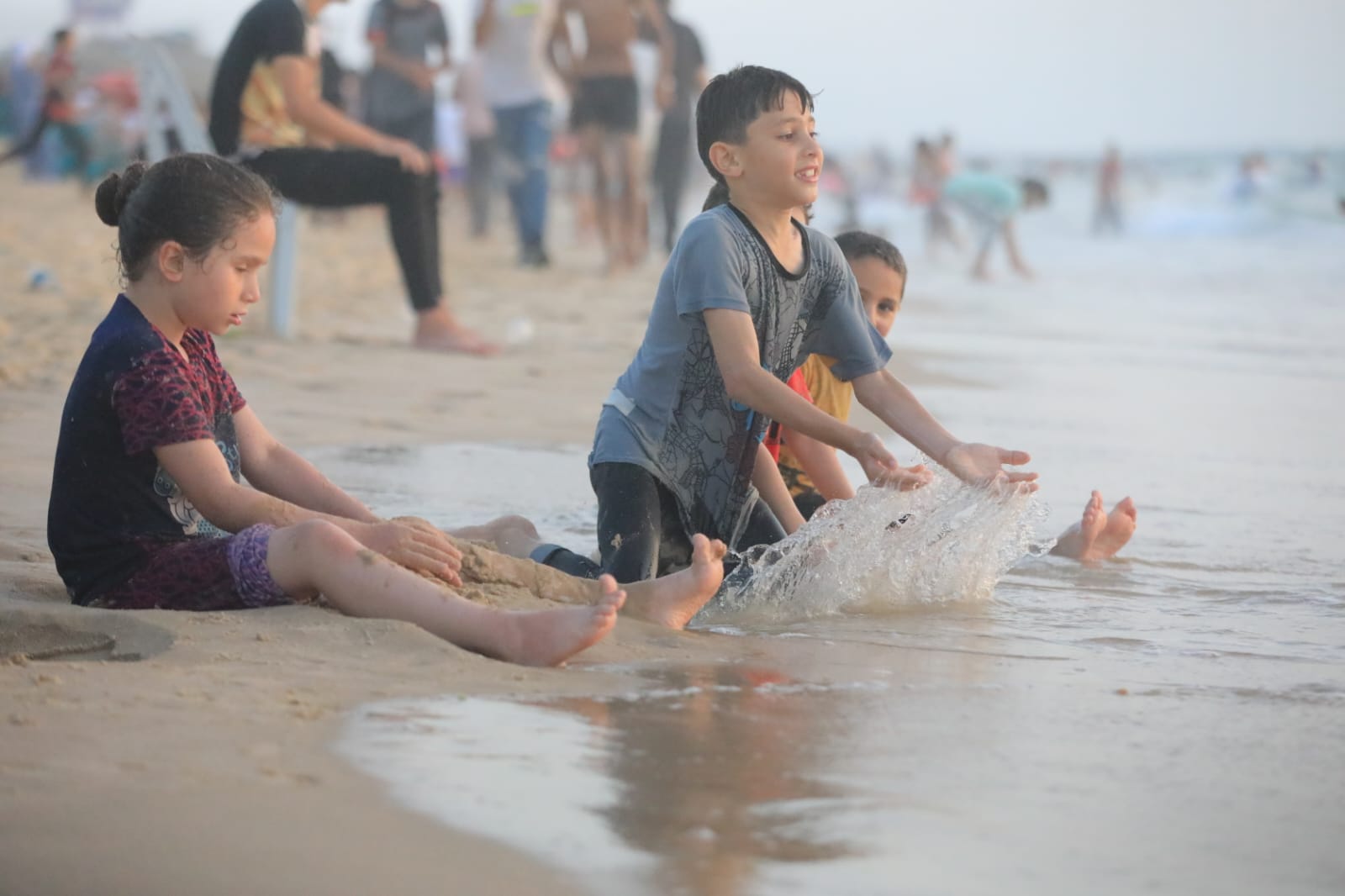أجواء اصطياف المواطنين على شاطئ البحر وسط قطاع غزة