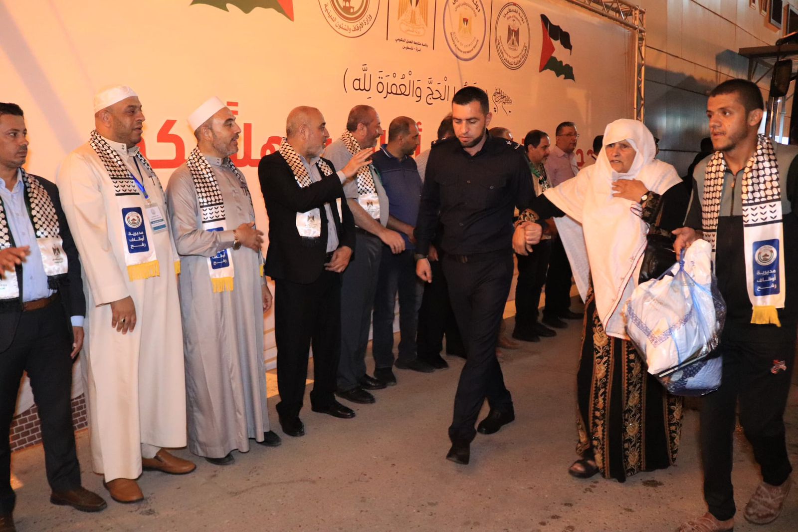 "أطقم المعابر" و"أجهزة الداخلية" تسهل وصول مكرمة الحجاج عبر معبر رفح