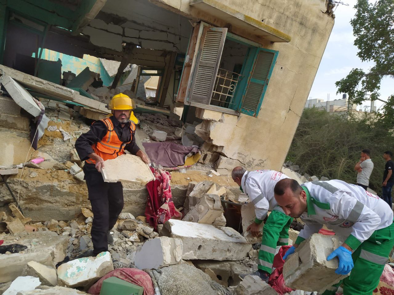 أطقم الدفاع المدني والخدمات الطبية العسكرية  خلال قيامها بواجبها الوطني