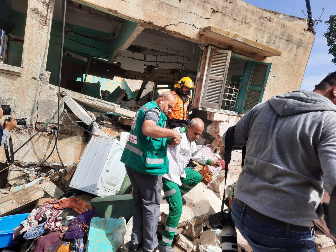 أطقم الدفاع المدني والخدمات الطبية العسكرية  خلال قيامها بواجبها الوطني