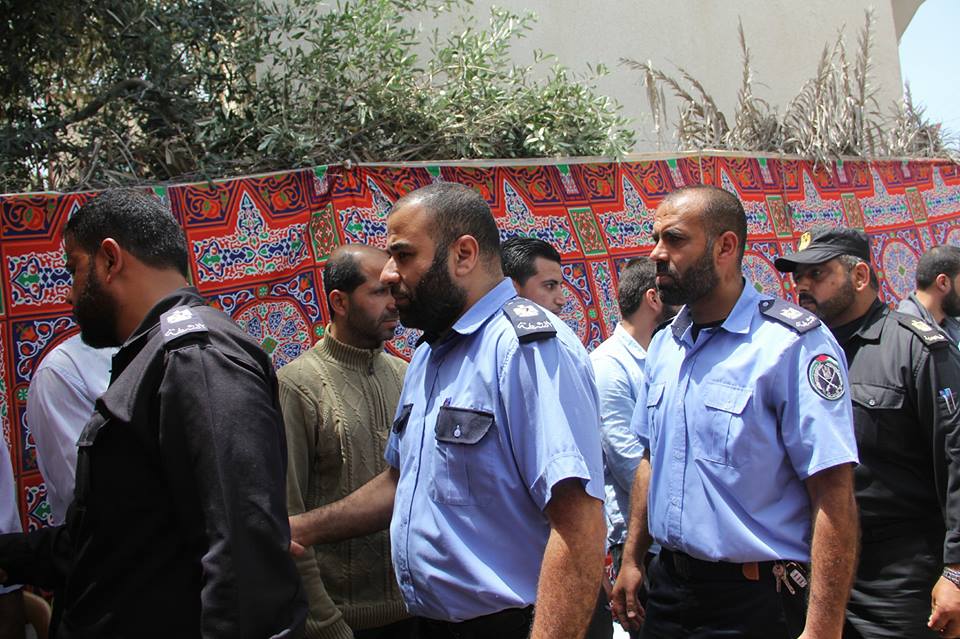 قيادة "الداخلية" تقدم واجب العزاء لذوي شهداء المقاومة بالمحافظة الوسطى