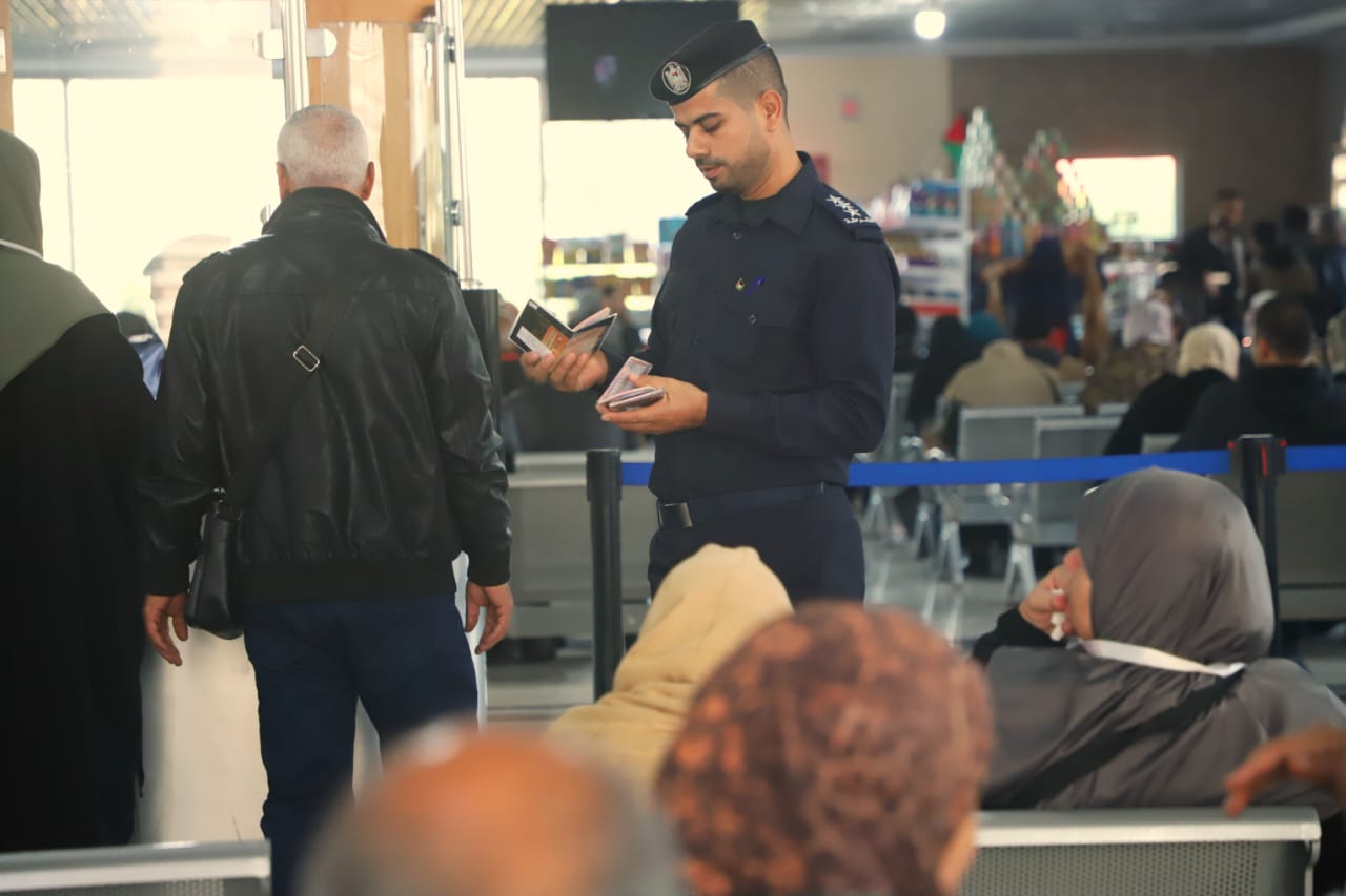 صور أطقم "المعابر" تُسهل مغادرة فوج المعتمرين الثالث (12 ديسمبر)