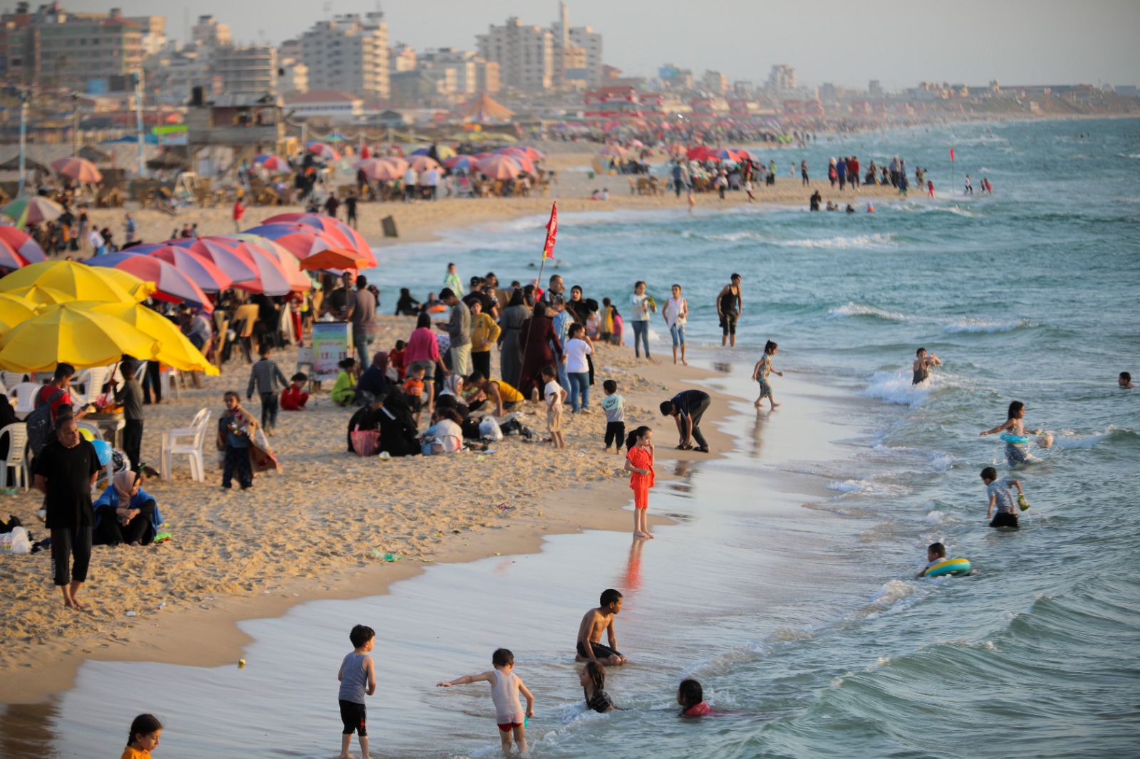  اصطياف المواطنين على شاطئ البحر والأماكن الترفيهية