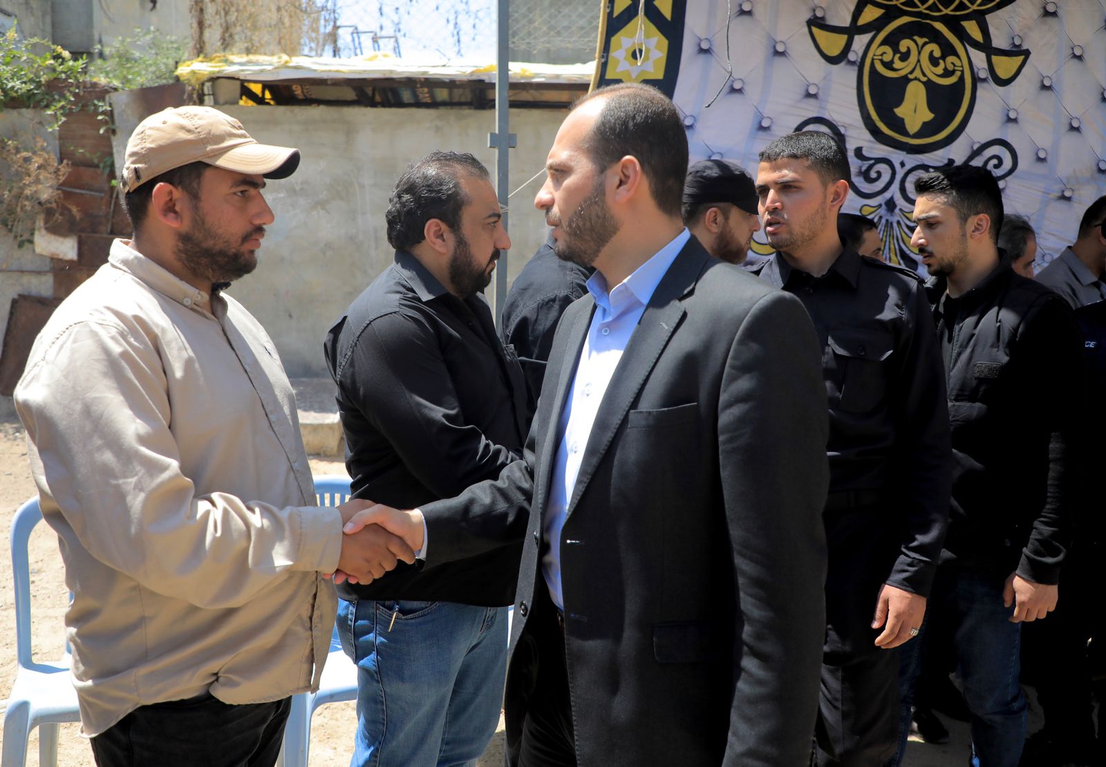 قيادة "الداخلية" تُقدم واجب العزاء لذوي شهداء العدوان الإسرائيلي