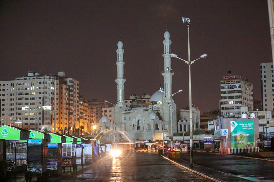 أفراد الأجهزة الأمنية خلال أداء واجبهم الليلة الماضية، أثناء المنخفض الجوي