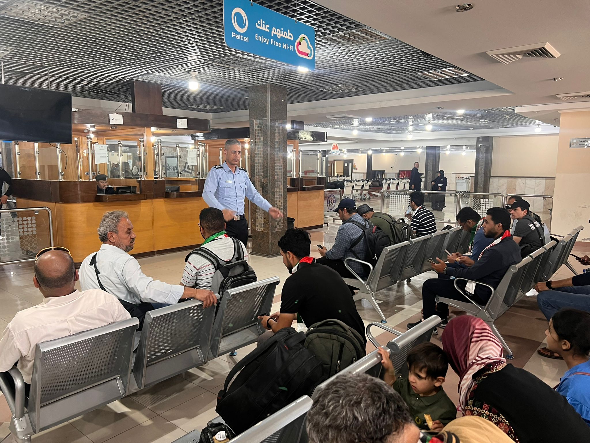 أطقم "المعابر" و" الداخلية" تسهل وصول الفوج الثاني من العائدين من السودان	