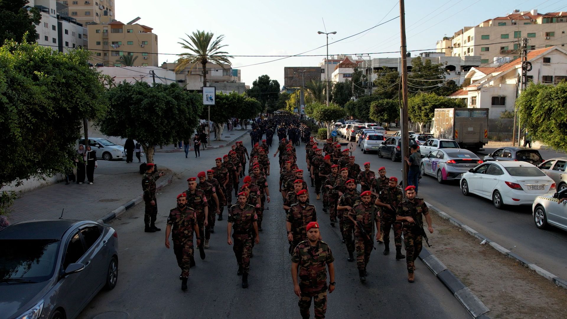 "الداخلية" تُنظم مسيراً عسكرياً تكريماً لشهداء الأجهزة الأمنية بالضفة