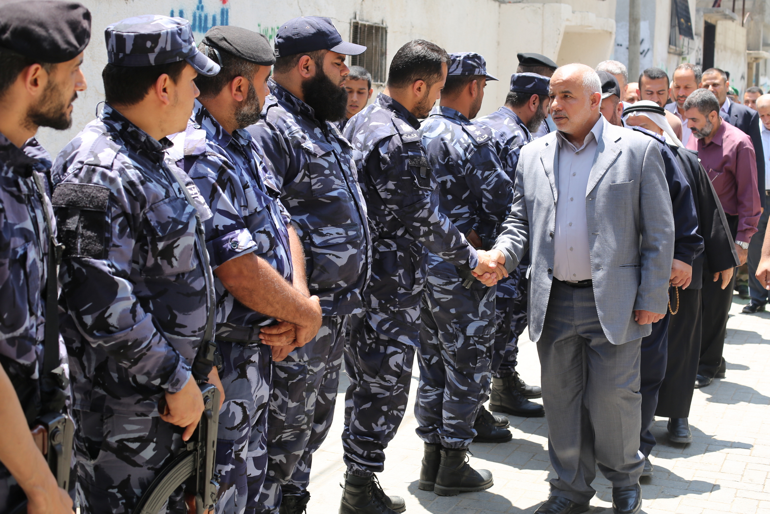 قيادة "الداخلية" تقدم واجب العزاء لذوي شهداء الوزارة في مسيرات العودة بذكرى النكبة