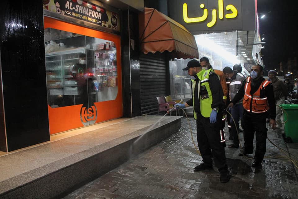 الدفاع المدني يُشارك في مبادرات للتعقيم بمحافظات القطاع لمكافحة جائحة كورونا