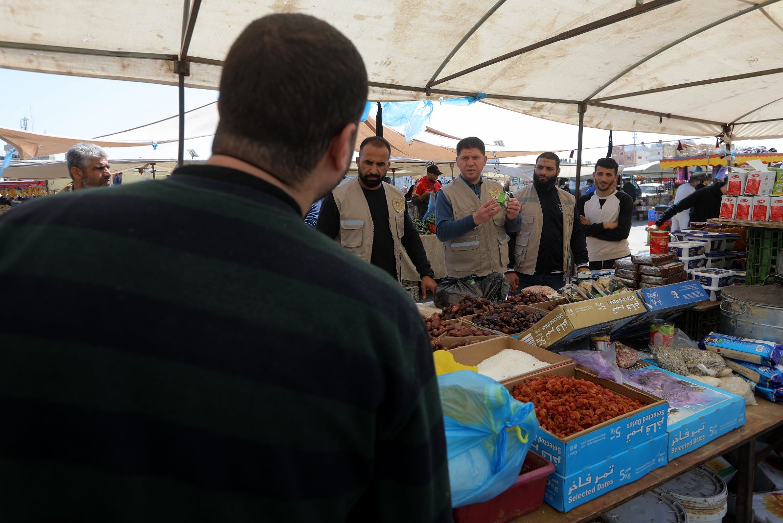 جانب من الجولات التفتيشية لمباحث التموين بالشرطة على الأسواق والمولات التجارية في قطاع غزة