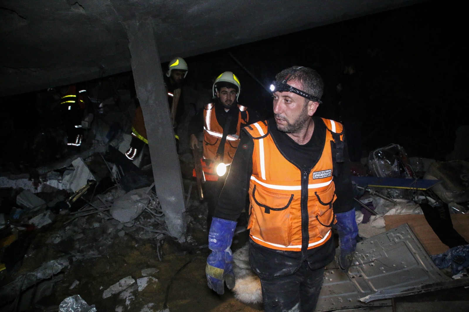 أطقم الدفاع المدني تتعامل مع آثار العدوان الإسرائيلي