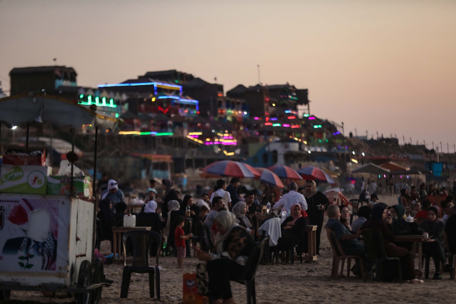 قضاء المواطنين في غزة إجازة نهاية الأسبوع 