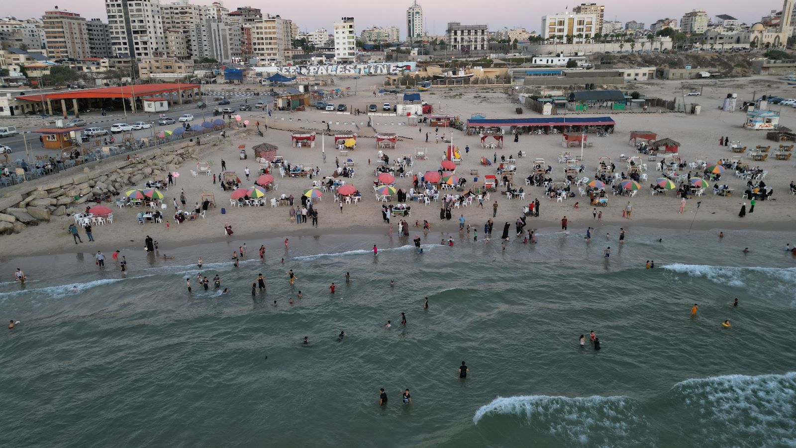 أجواء اصطياف المواطنين في غزة على شاطئ البحر والشريط الساحلي وعمل أجهزة وزارة الداخلية في تهيئة الأجواء الملائمة